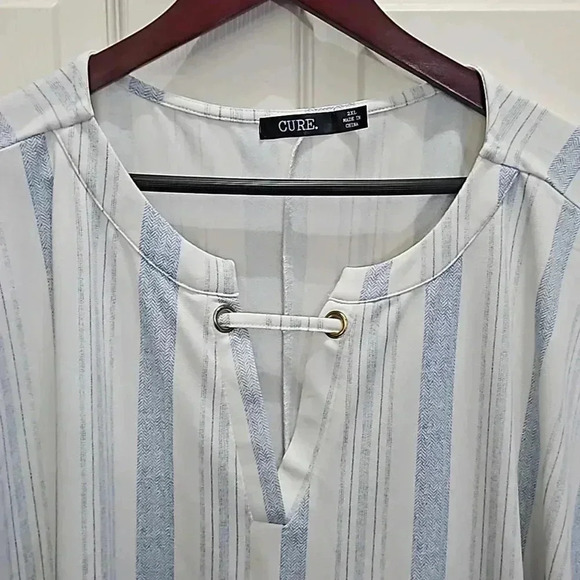 Cure Blue Striped short-sleeve blouse with V-neck and grommet detail Plus Sz 2X - Picture 2 of 8